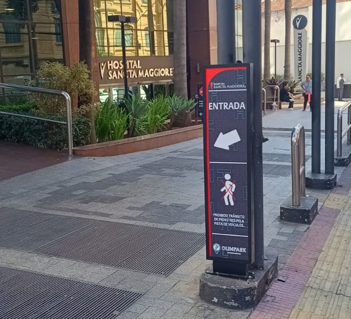 Totem vertical iluminado com sinalização Olimpark