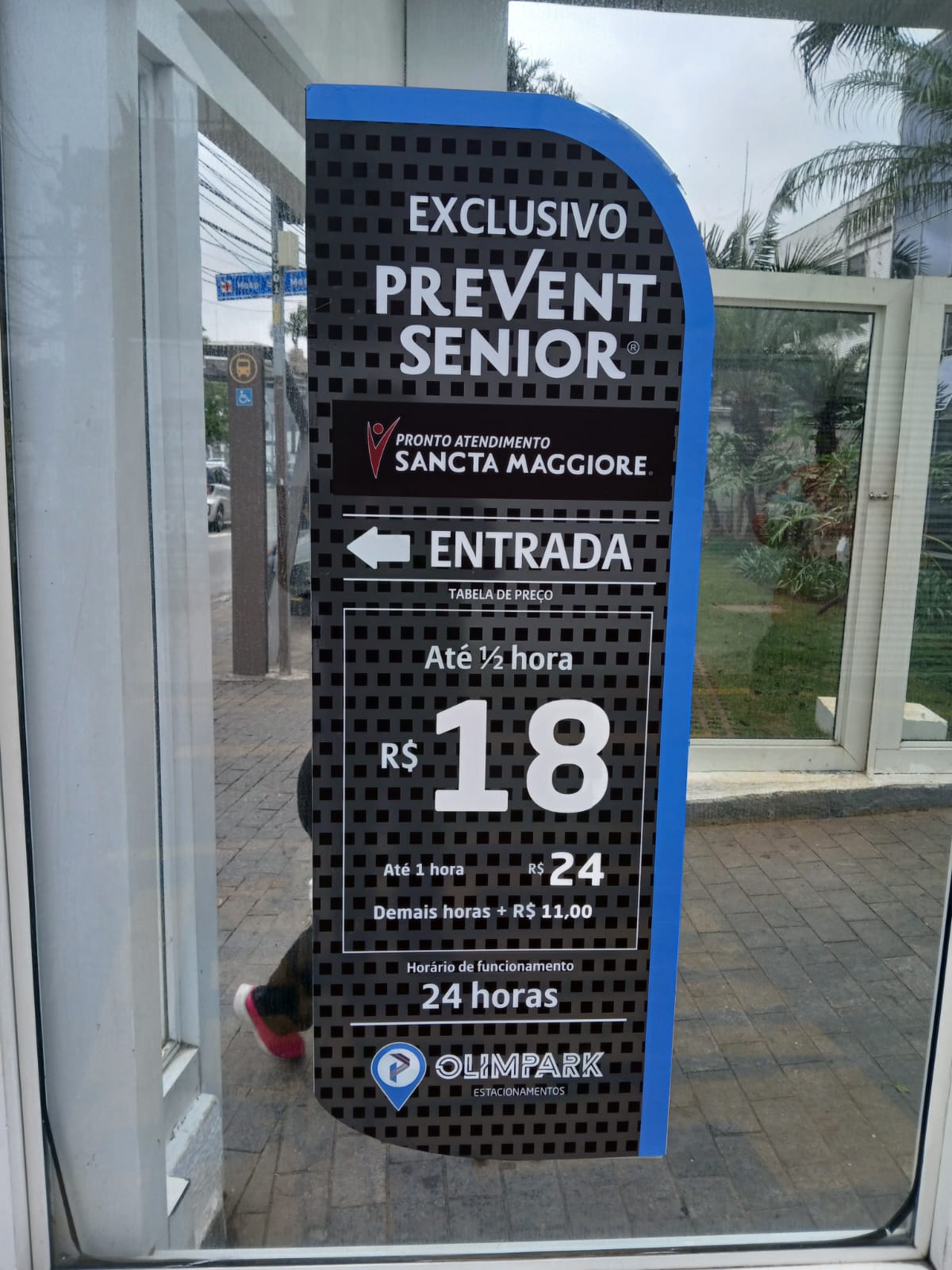 Painel vertical de preços e informações do estacionamento Olimpark